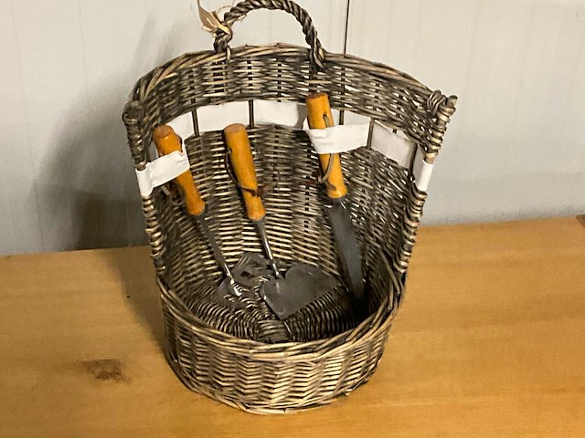 Mand met tuinsgereedschap - afbeelding 3 van  3