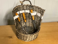 Mand met tuinsgereedschap - afbeelding 3 van  3