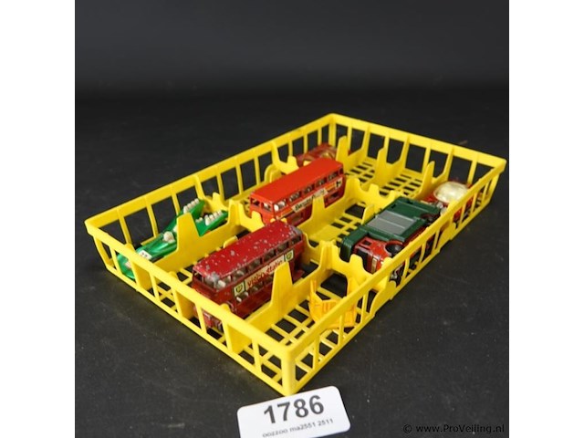 Mandje met die-cast schaal modellen o.a. lesney - afbeelding 1 van  5