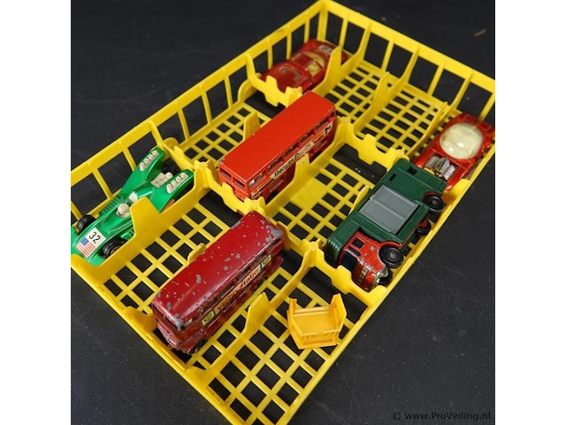 Mandje met die-cast schaal modellen o.a. lesney - afbeelding 2 van  5