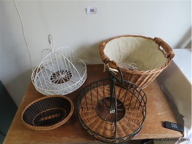 Mandjes en draaimolens - afbeelding 1 van  3