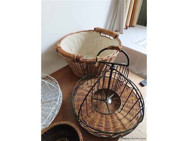 Mandjes en draaimolens - afbeelding 3 van  3