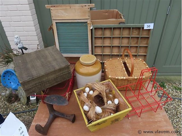 Mandjes, koffers, opude schoenleest enz… - afbeelding 1 van  3