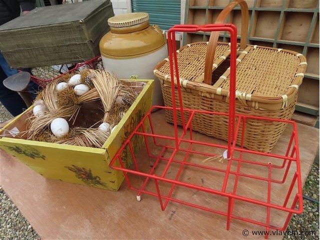 Mandjes, koffers, opude schoenleest enz… - afbeelding 2 van  3