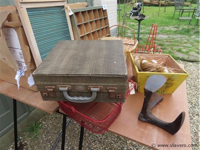 Mandjes, koffers, opude schoenleest enz… - afbeelding 3 van  3