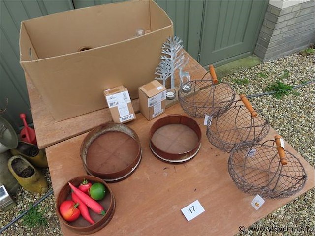 Mandjes, stolpen en zeefjes - afbeelding 1 van  3