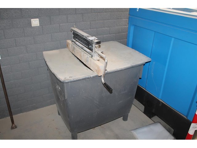 Mangel op kunststof bak. werkbreedte mangel 45 cm. - afbeelding 1 van  3