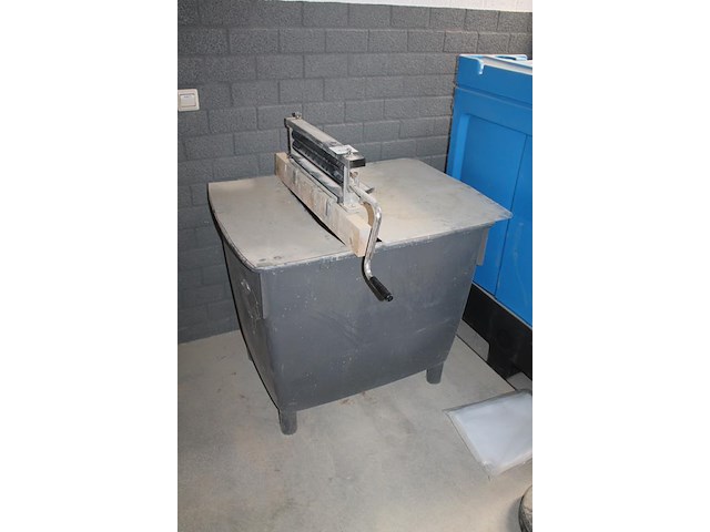 Mangel op kunststof bak. werkbreedte mangel 45 cm. - afbeelding 2 van  3