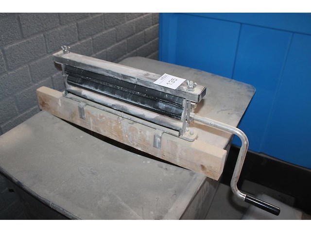 Mangel op kunststof bak. werkbreedte mangel 45 cm. - afbeelding 3 van  3