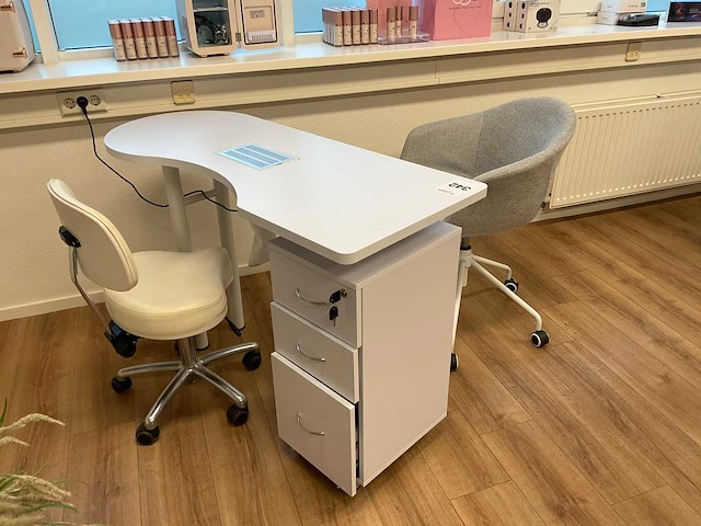 Manicuretafel - afbeelding 1 van  4