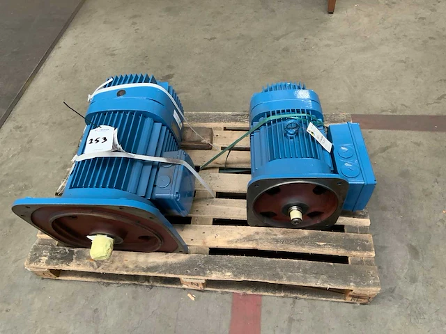 Mannesmann halkraan motor (2x) - afbeelding 1 van  3