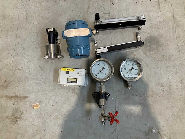 Manometer - snelheidsmonitor - debietmeter - drukmeting - afbeelding 1 van  2