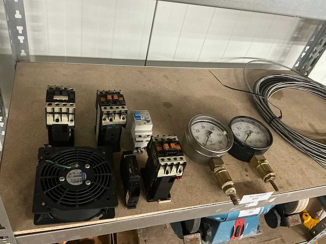 Manometers en divers - afbeelding 1 van  3