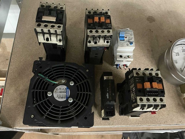 Manometers en divers - afbeelding 2 van  3