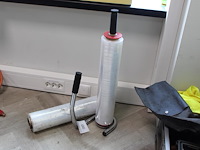 Manueel sealapparaat met extra rol sealfolie. - afbeelding 1 van  2