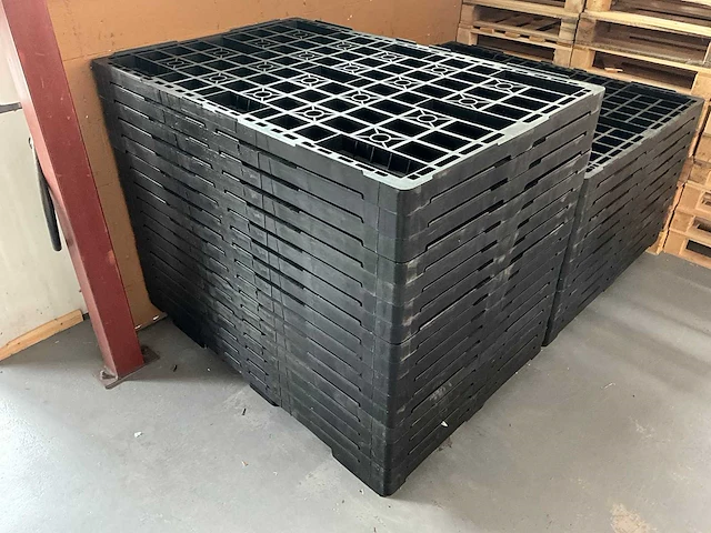 Manutan - kunststof pallet (16x) - afbeelding 1 van  5