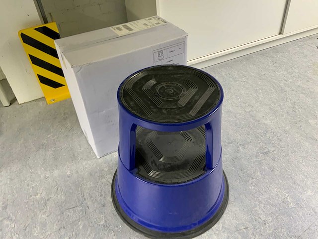 Manutan 150kg verrijdbaar opstaphulp (2x) - afbeelding 1 van  4