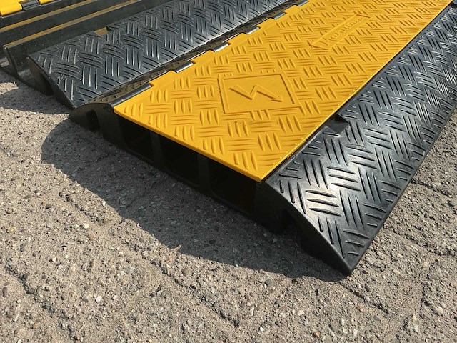 Manutan kabelbrug | drie kanaals (4x) - afbeelding 1 van  8