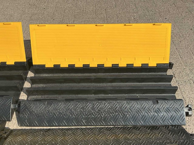 Manutan kabelbrug | drie kanaals (4x) - afbeelding 3 van  8