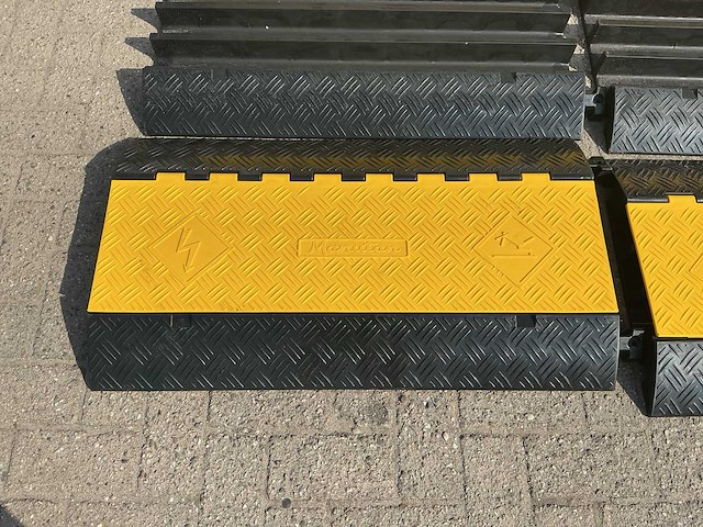 Manutan kabelbrug | drie kanaals (4x) - afbeelding 4 van  8