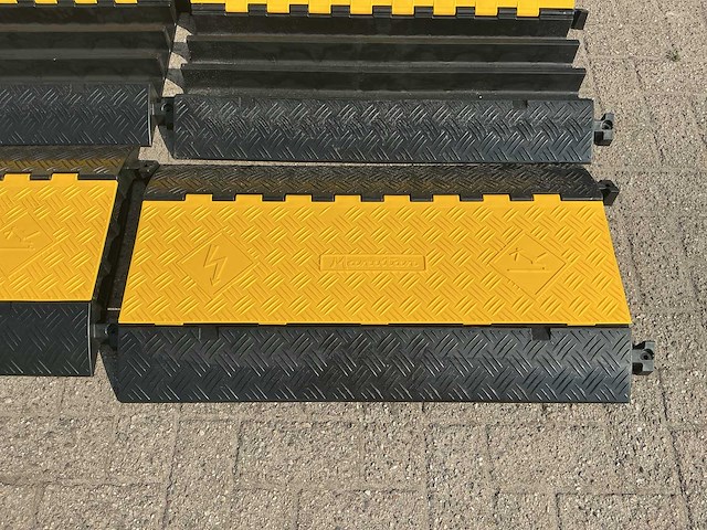 Manutan kabelbrug | drie kanaals (4x) - afbeelding 6 van  8