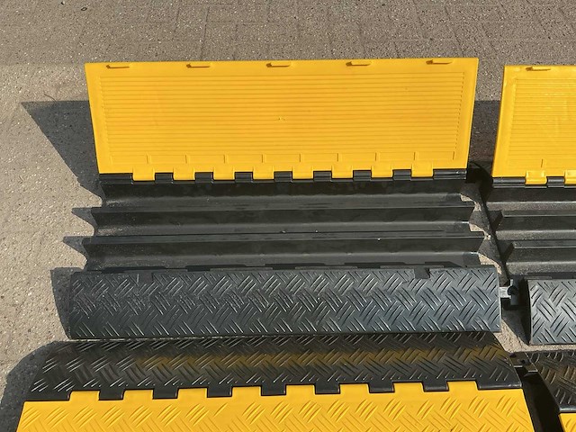 Manutan kabelbrug | drie kanaals (4x) - afbeelding 7 van  8