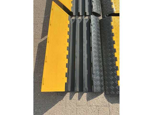 Manutan kabelbrug | drie kanaals (4x) - afbeelding 8 van  8