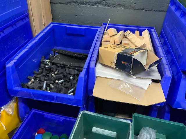 Manutan magazijnbakken met werkplaatsmaterialen (45x) - afbeelding 2 van  16