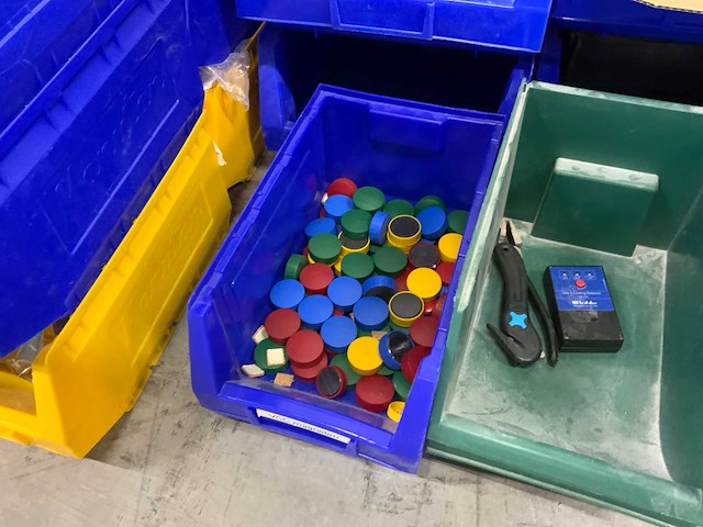 Manutan magazijnbakken met werkplaatsmaterialen (45x) - afbeelding 3 van  16