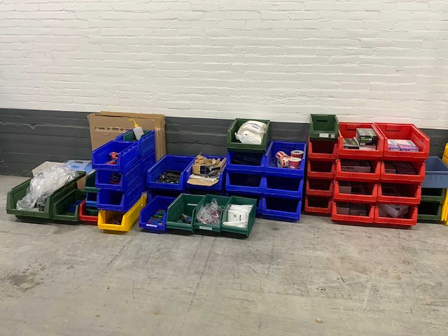 Manutan magazijnbakken met werkplaatsmaterialen (45x) - afbeelding 1 van  16