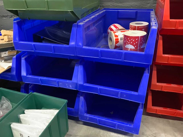 Manutan magazijnbakken met werkplaatsmaterialen (45x) - afbeelding 14 van  16