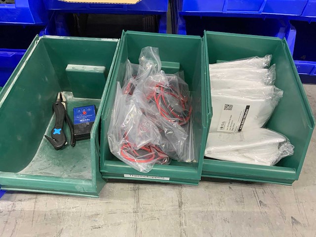 Manutan magazijnbakken met werkplaatsmaterialen (45x) - afbeelding 16 van  16