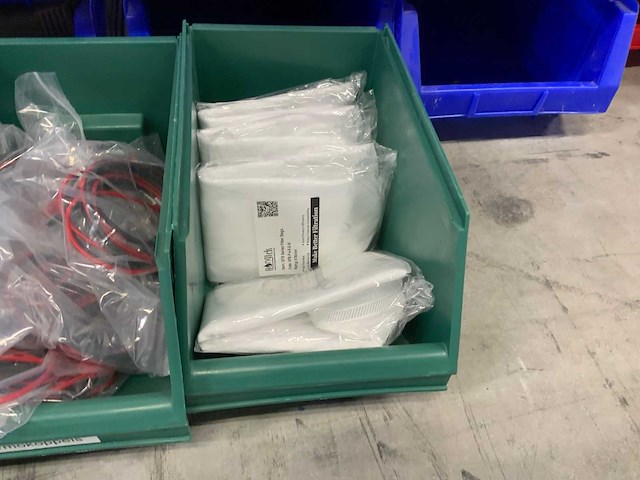 Manutan magazijnbakken met werkplaatsmaterialen (45x) - afbeelding 17 van  17