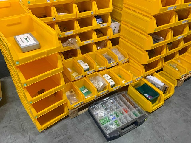 Manutan magazijnban met onder andere vieweg doseer materialen en brady materialen (120x) - afbeelding 2 van  34
