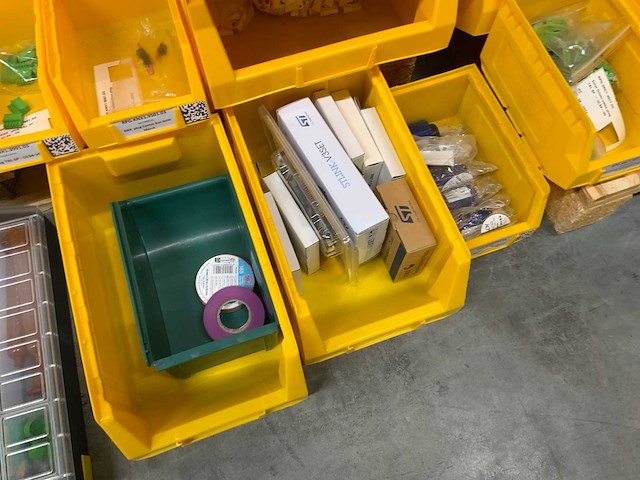 Manutan magazijnban met onder andere vieweg doseer materialen en brady materialen (120x) - afbeelding 3 van  34