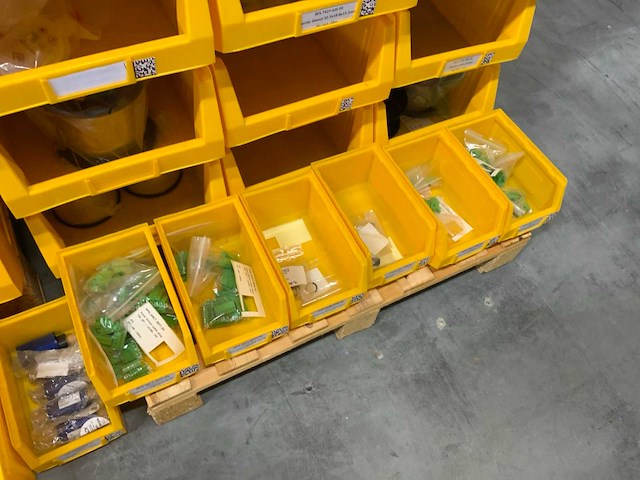 Manutan magazijnban met onder andere vieweg doseer materialen en brady materialen (120x) - afbeelding 4 van  34