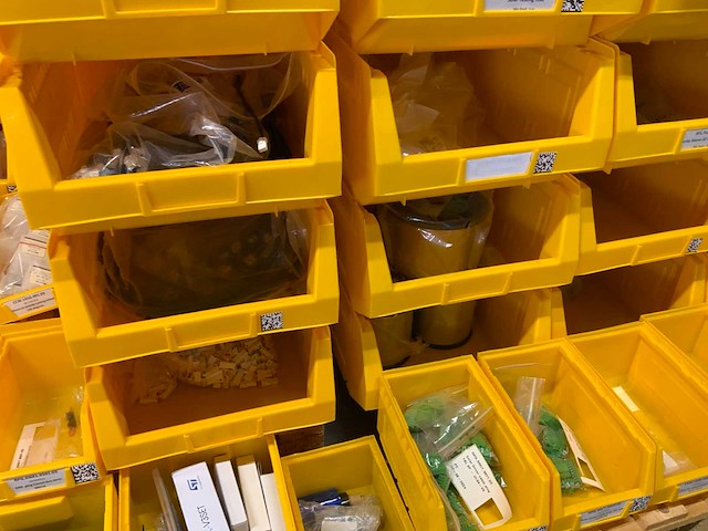 Manutan magazijnban met onder andere vieweg doseer materialen en brady materialen (120x) - afbeelding 5 van  34