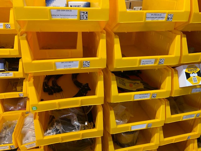 Manutan magazijnban met onder andere vieweg doseer materialen en brady materialen (120x) - afbeelding 6 van  34