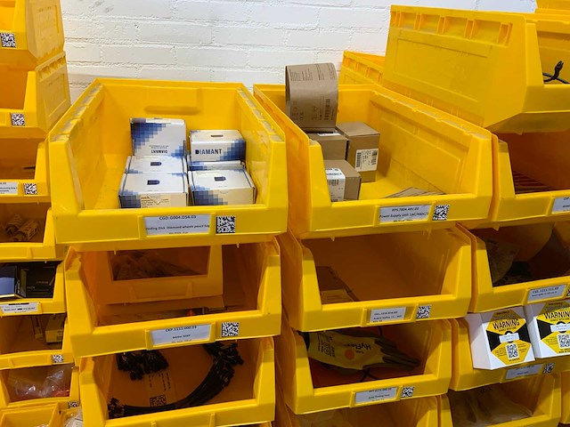 Manutan magazijnban met onder andere vieweg doseer materialen en brady materialen (120x) - afbeelding 7 van  34