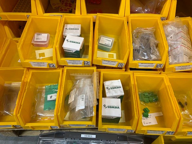 Manutan magazijnban met onder andere vieweg doseer materialen en brady materialen (120x) - afbeelding 8 van  34