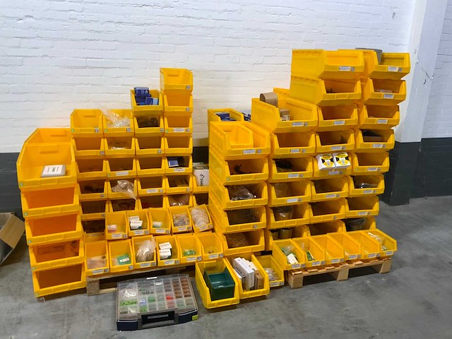 Manutan magazijnban met onder andere vieweg doseer materialen en brady materialen (120x) - afbeelding 1 van  34