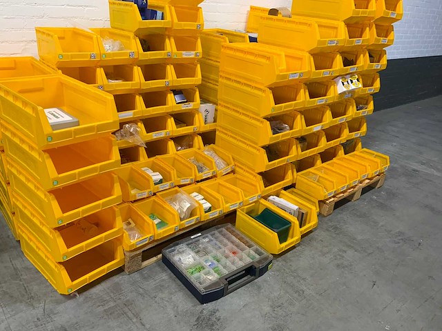 Manutan magazijnban met onder andere vieweg doseer materialen en brady materialen (120x) - afbeelding 14 van  34