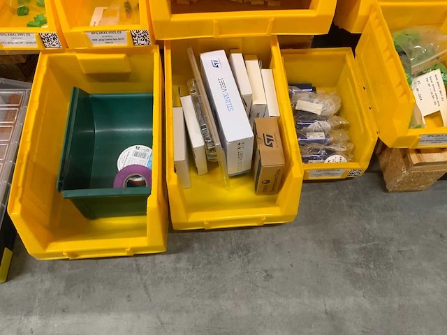 Manutan magazijnban met onder andere vieweg doseer materialen en brady materialen (120x) - afbeelding 15 van  34