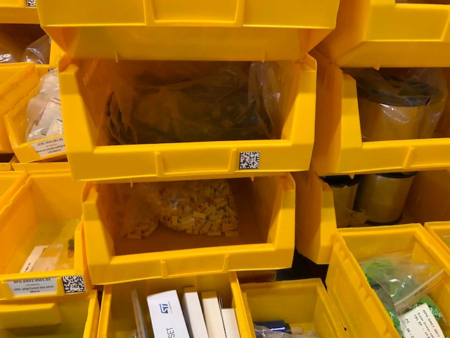 Manutan magazijnban met onder andere vieweg doseer materialen en brady materialen (120x) - afbeelding 16 van  34