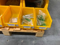 Manutan magazijnban met onder andere vieweg doseer materialen en brady materialen (120x) - afbeelding 24 van  34