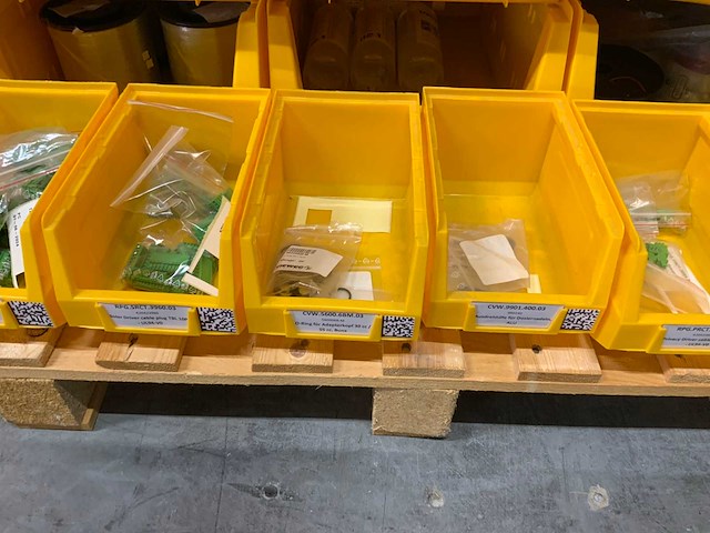 Manutan magazijnban met onder andere vieweg doseer materialen en brady materialen (120x) - afbeelding 25 van  34