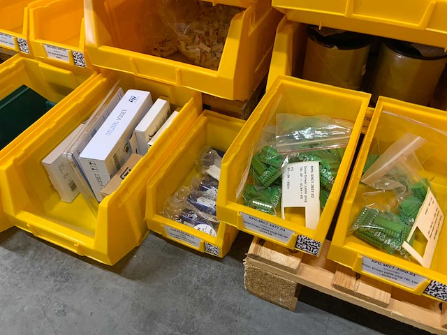 Manutan magazijnban met onder andere vieweg doseer materialen en brady materialen (120x) - afbeelding 35 van  35