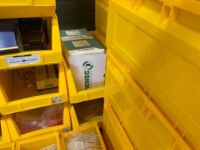 Manutan magazijnban met onder andere vieweg doseer materialen en brady materialen (120x) - afbeelding 28 van  34