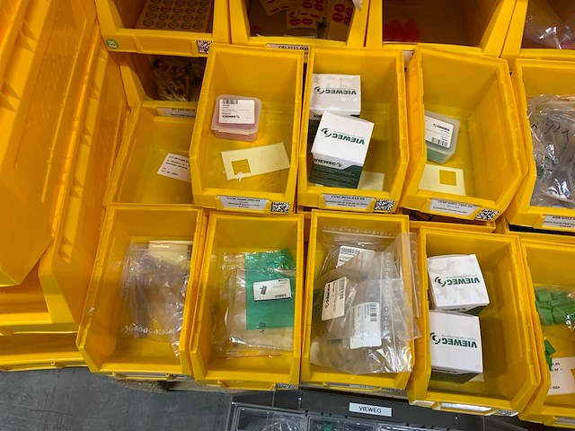 Manutan magazijnban met onder andere vieweg doseer materialen en brady materialen (120x) - afbeelding 29 van  34