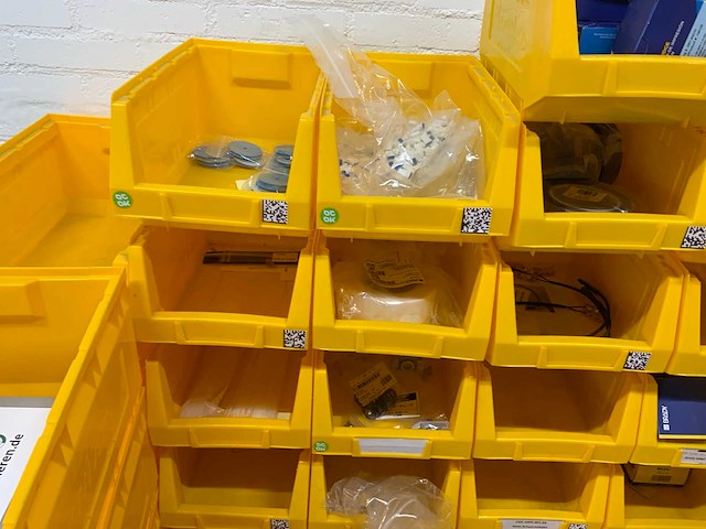 Manutan magazijnban met onder andere vieweg doseer materialen en brady materialen (120x) - afbeelding 33 van  34